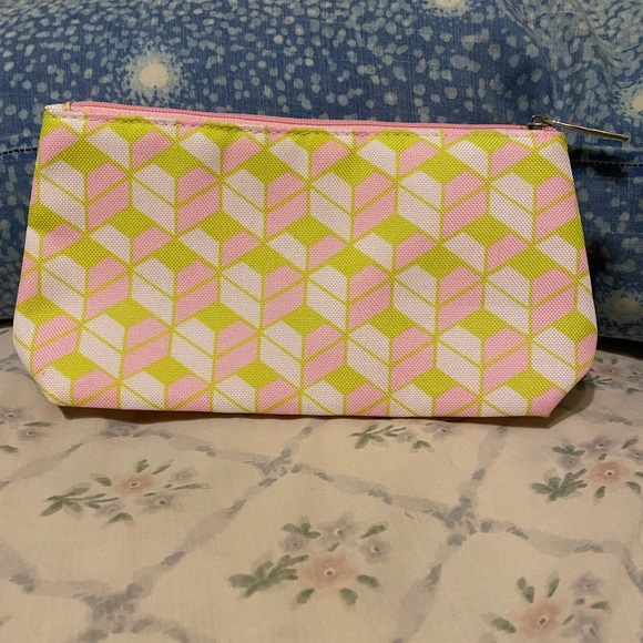 Clinique Handbags - 💫 NWOT Clinique Hand Bag